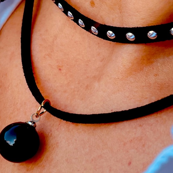 This faux leather choker gives you an elegant look and unique style - Picture 1 of 3